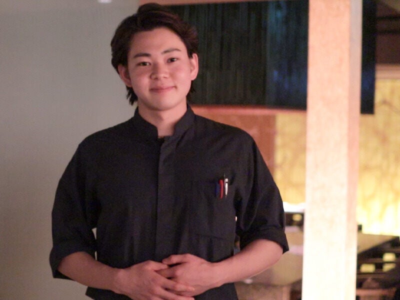 「こんばんは」と言ってお客さまをお出迎え