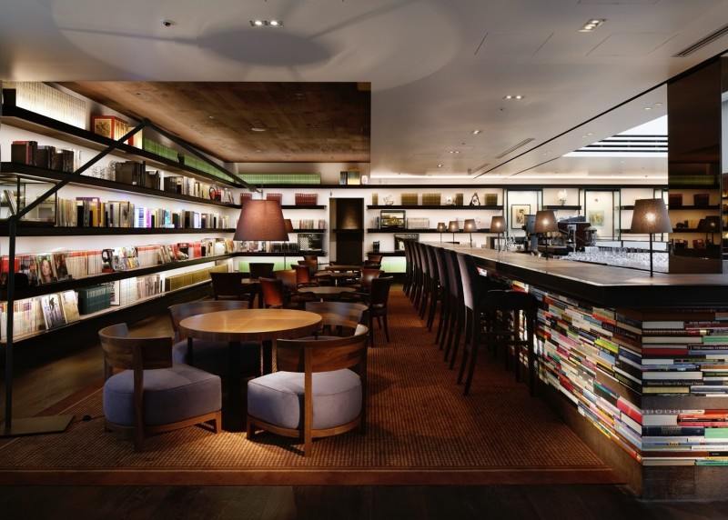 書物とアートに囲まれた落ち着いた空間