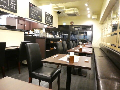 カウンター席とテーブル席の全28席です。