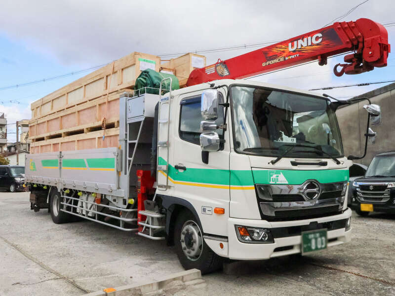 運転するのは、4t平トラックです