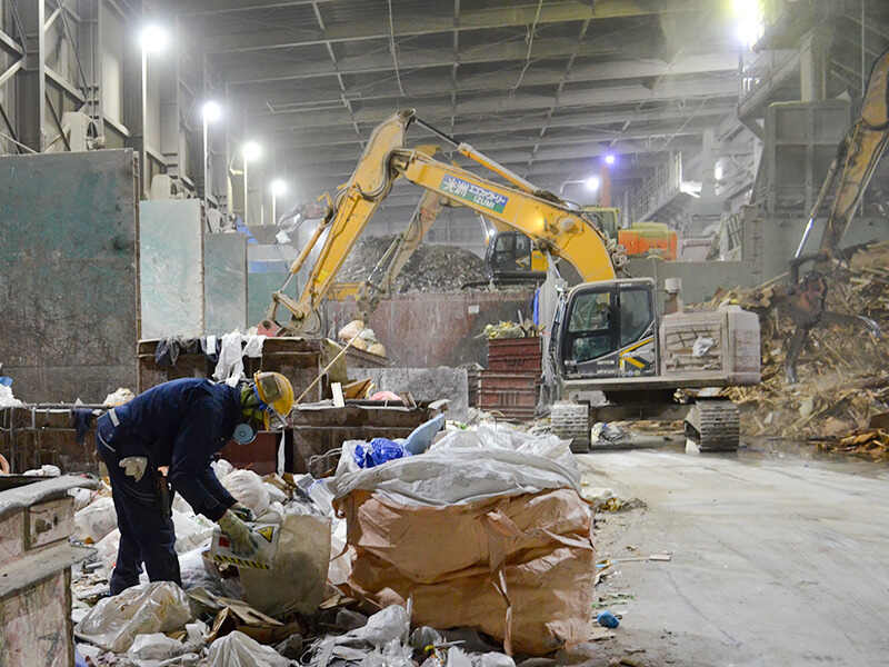 広々とした空間で、安全第一で作業します