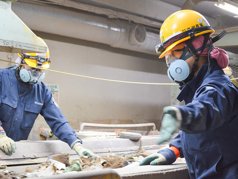 流れてくる細かな廃材をテキパキと選別