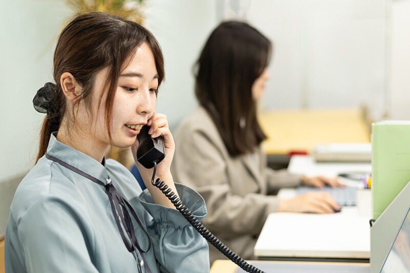 PCを使用したデスクワーク、電話応対など