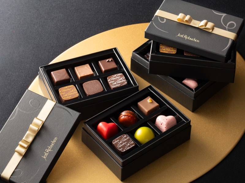 赤、黒、白を基調とした、シックな店内です