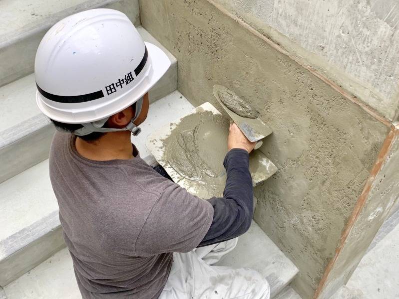建物の壁や床を塗って仕上げるお仕事！