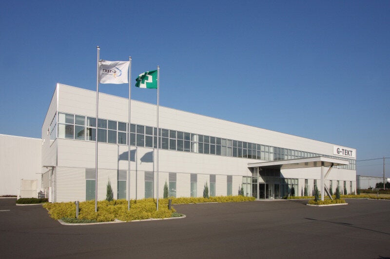 大きな工場で製品を製造しています