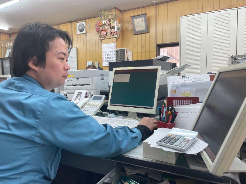 事務作業中の先輩スタッフ