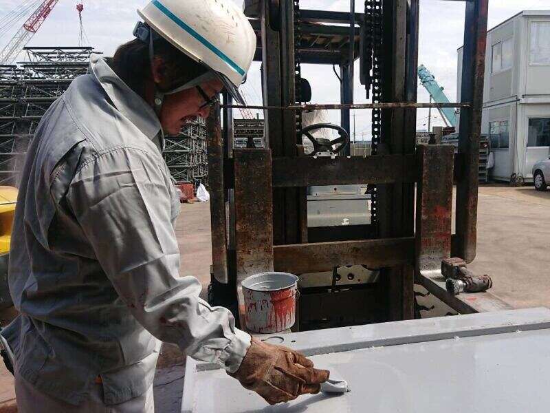 ペンキを塗っています。