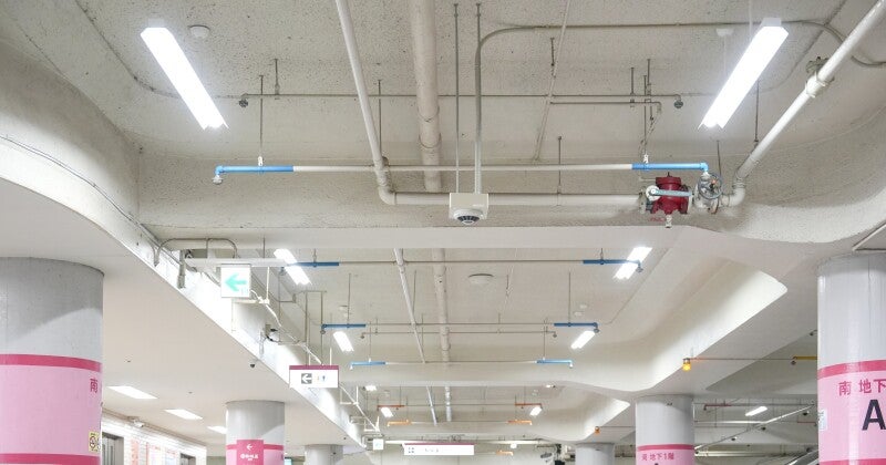 場内の照明はLEDライトを使用