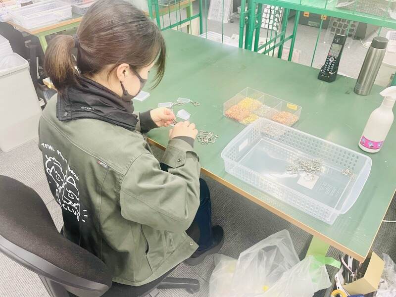 アクリルキーホルダーのパーツ付け