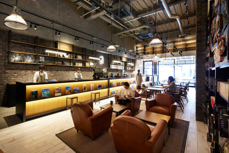 ブックカフェ付のお洒落なホテルです♪