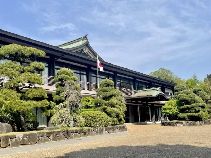 駅から徒歩5分くらいで着きます。