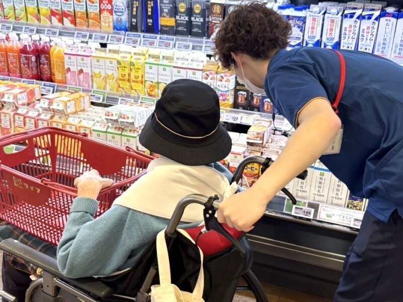 買い物の付き添いへ。