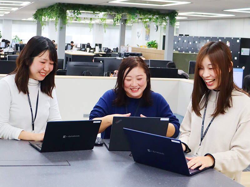 綺麗なオフィスで雑談したり、相談したり。